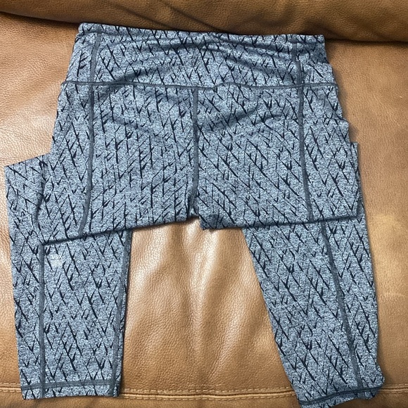 Victoria Secret sport capri leggings. Like new! Size medium - Picture 3 of 3